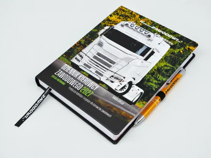 dziennik-kierowcy-zawodowego-2027-z-dlugopisem-widok-perspektywiczny.webp
